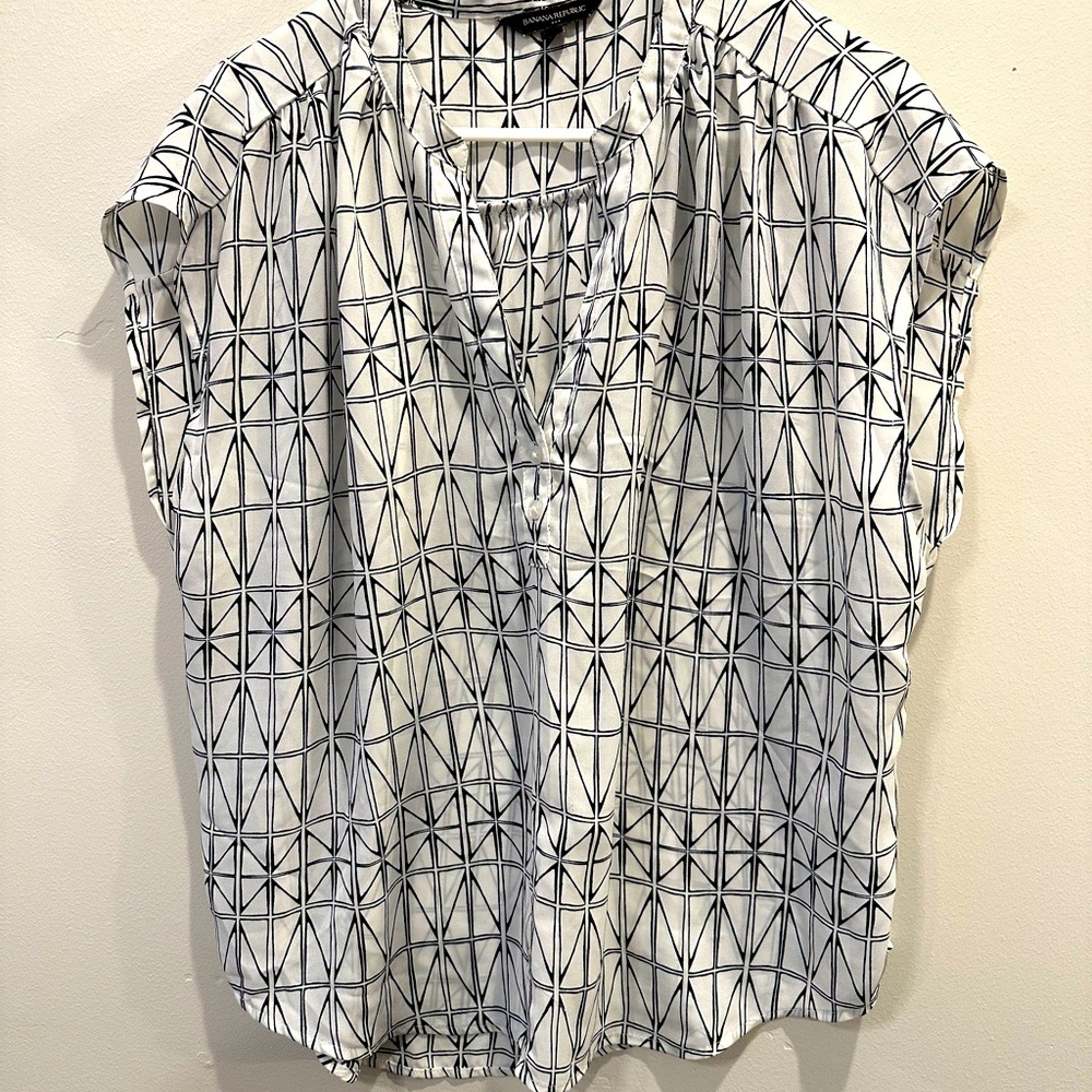 Banana republic. Size L. Sleeveless top. Black and white geometric pattern.